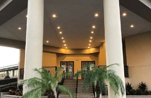 Ventura House | 30 Day Stay Home Near Airport, Disney, Community Pool