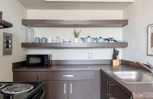Dearborn Apartment | 30+Day/Work-Friendly Space for Nurses & Travelers