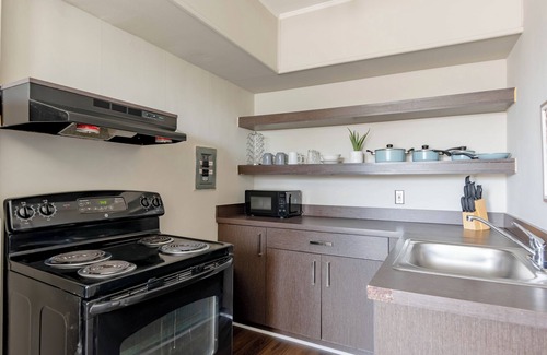 Dearborn Apartment | 30+Day/Work-Friendly Space for Nurses & Travelers