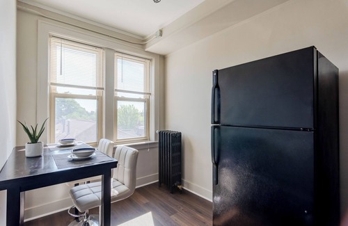 Dearborn Apartment | 30+Day/Work-Friendly Space for Nurses & Travelers