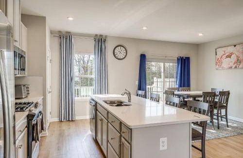 Dale City House | 30 Mi to Downtown DC Charming Dale City Townhome!