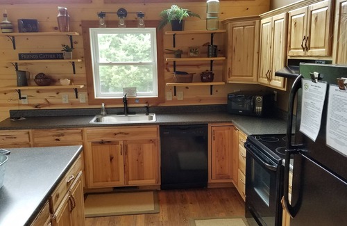 Pearisburg Cottage | 30 min to Blacksburg - Red Pine on Walker Creek