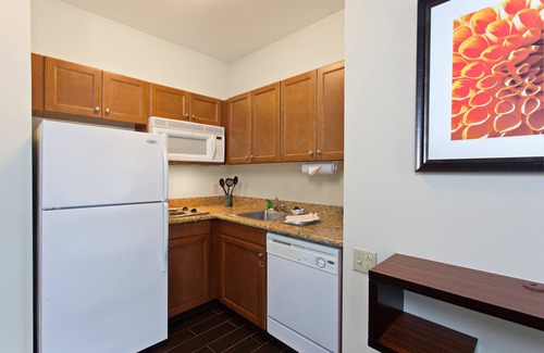 Lake Forest Apartment | 30 Min to Disney! Outdoor Pool & Hot Tub. Free Breakfast.