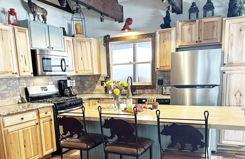 Island Park Cabin | 30 Min to YNP|Rustic Charm|Modern Amenities|AC|Arcade|Bear Paw Lodge|Island Park