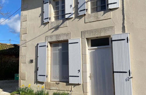 Rom House | 30 minutes from Futuroscope, lovely fully-equipped country gîte.