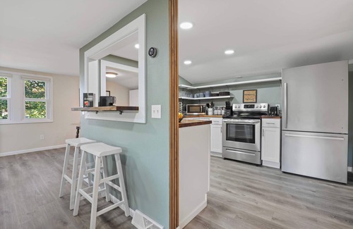 Madison Apartment | 30+ Nights | Pets Welcome | Travel Professionals