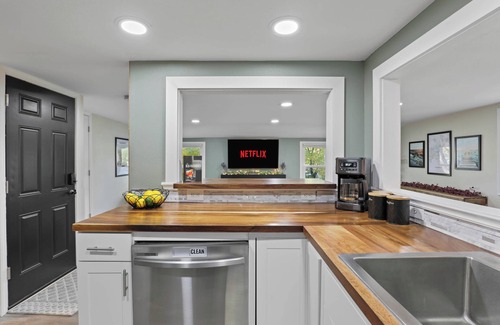 Madison Apartment | 30+ Nights | Pets Welcome | Travel Professionals