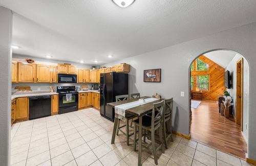 Cosby Cabin | 30%OFF Mountain Cabin - 2 King Beds, Hot Tub, Game Room, Mini Golf, EV Charger