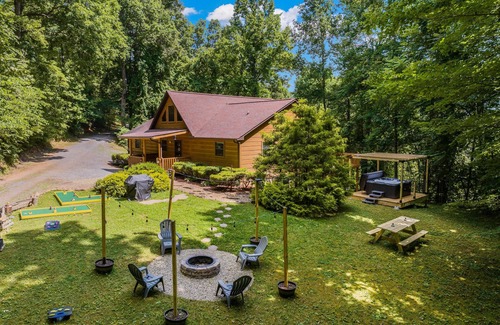 Cosby Cabin | 30%OFF Mountain Cabin - 2 King Beds, Hot Tub, Game Room, Mini Golf, EV Charger