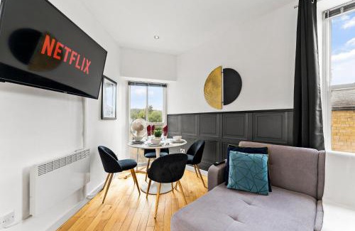 Dewsbury Apartment | 30 percent off! Simple 2 Bed in Central Dewsbury -Sleep 4
