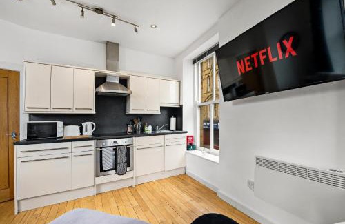 Dewsbury Apartment | 30 percent off! Simple 2 Bed in Central Dewsbury -Sleep 4