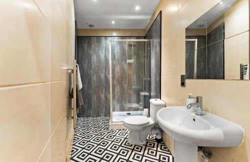 Dewsbury Apartment | 30 percent off! Simple 2 Bed in Central Dewsbury -Sleep 4