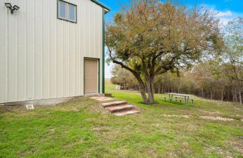 Kingsbury Apartment | 30 plus day Nomadic Worker's Country Comfort
