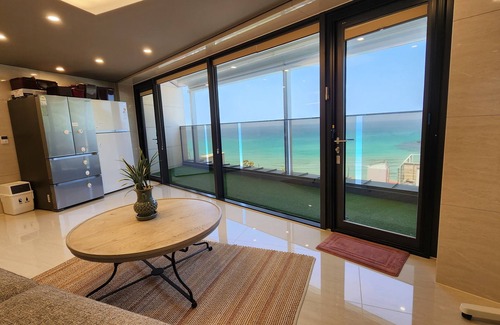 Jocheon Apartment | 30 Seconds to Hamdeok Beach Ocean View Penthouse Group Space for Up to 12 People