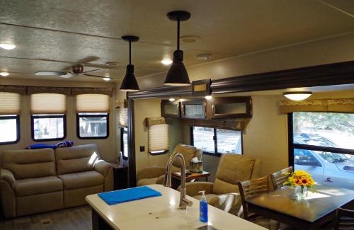 Cascade House | 300 feet from Payette river