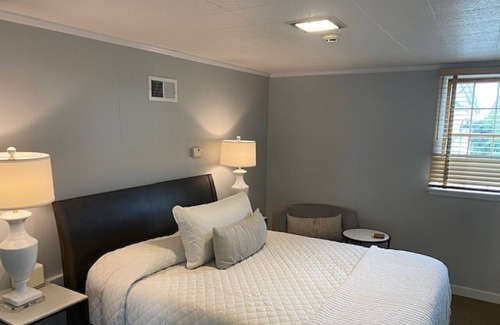 Sandusky House | 300 person covered patio: weddings, family reunions and lodging for 33 persons.