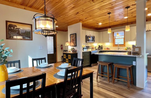Pigeon Forge Cabin | 300 reviews ⭐️ Treehouse Views & Privacy! Awesome Updates Only 5 Min to Parkway