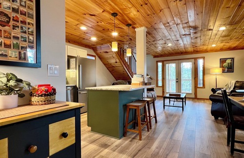 Pigeon Forge Cabin | 300 reviews ⭐️ Treehouse Views & Privacy! Awesome Updates Only 5 Min to Parkway