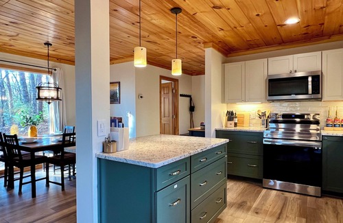 Pigeon Forge Cabin | 300 reviews ⭐️ Treehouse Views & Privacy! Awesome Updates Only 5 Min to Parkway