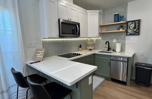 Ontario Bed & Breakfast | 3000 BREAKFAST INCL, FURNISHED Utilities INCLUDED, High Ceilings, Mountain views