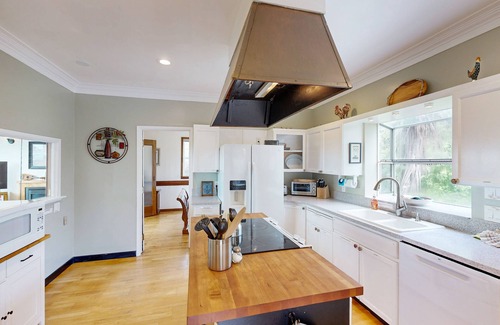 Ilwaco House | 3000 sq ft private home with bay views, pool table, firepit, outdoor bar & grill