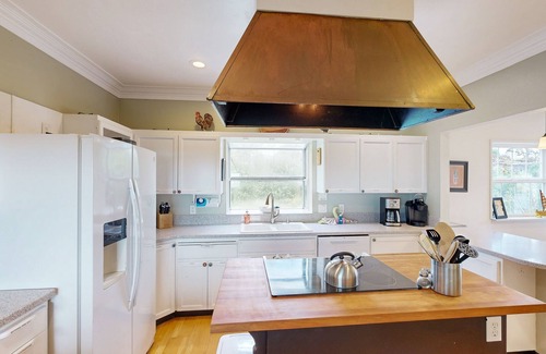 Ilwaco House | 3000 sq ft private home with bay views, pool table, firepit, outdoor bar & grill