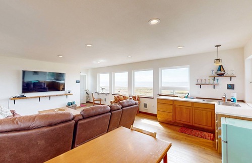 Ilwaco House | 3000 sq ft private home with bay views, pool table, firepit, outdoor bar & grill