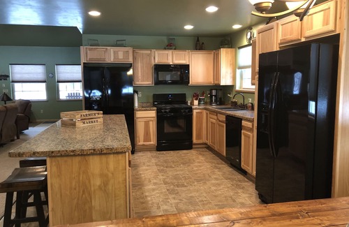 Athelstane House | 3000 sqft Custom Home, 7 BedRm with Loft, Hot tub, Covered Patio and Front Porch