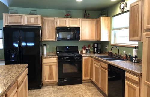 Athelstane House | 3000 sqft Custom Home, 7 BedRm with Loft, Hot tub, Covered Patio and Front Porch