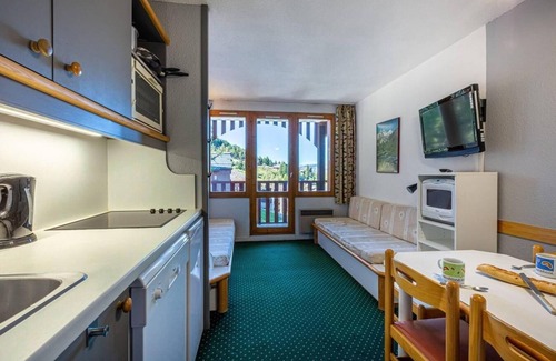 Bellentre Apartment | 300m from resort center, 5th floor, view resort, balcony, tv, ski locker, 26m², Montchavin La Plagne