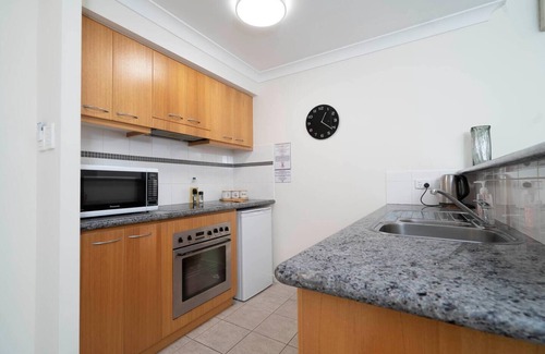 Perth Central Business District Apartment | 302 Wonderful Waldorf - big apartment - pool - tennis - central