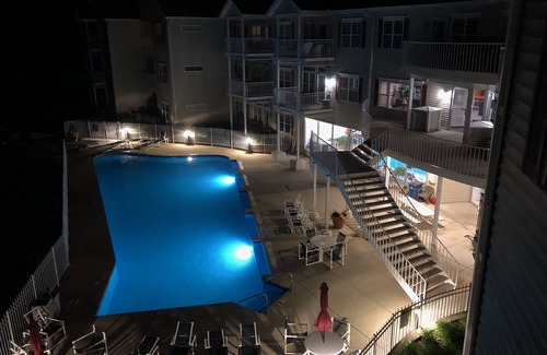 Delavan Lake Condo | 305 - Sunny 2 Bedroom/2 Level Condo Suite