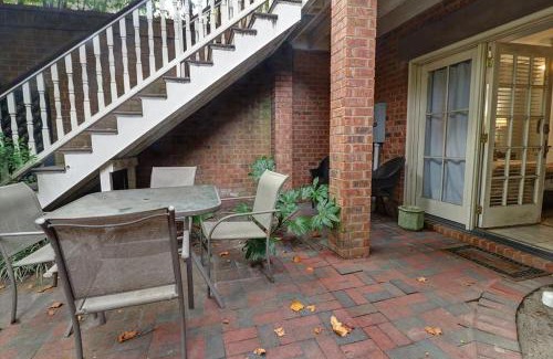 Historic Downtown Savannah House | 305 W Taylor Garden