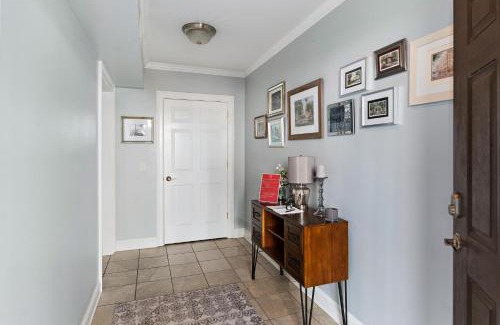 Historic Downtown Savannah House | 305 W Taylor Garden