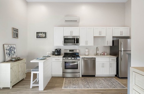 Santa Rosa Beach House | 30A 1 BR- Luxury carriage house-PVT Beach-Beach Service-Pickle Ball- 2 E-Bikes