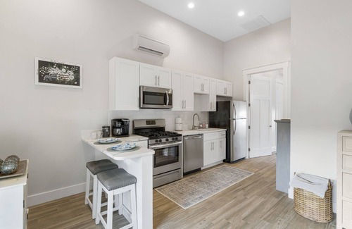 Santa Rosa Beach House | 30A 1 BR- Luxury carriage house-PVT Beach-Beach Service-Pickle Ball- 2 E-Bikes