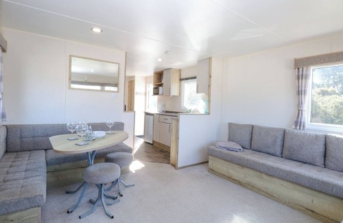 Fritton Cottage | 31A FOXBURROW HANG, pet friendly, with a garden in Belton, Norfolk