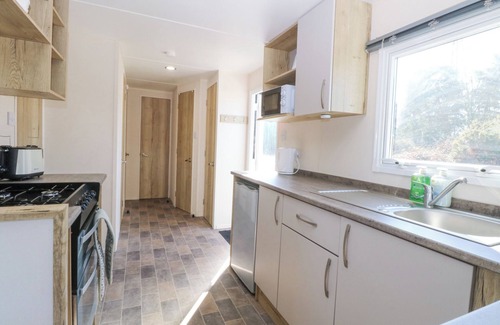 Fritton Cottage | 31A FOXBURROW HANG, pet friendly, with a garden in Belton, Norfolk