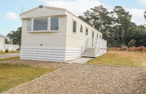 Fritton Cottage | 31A FOXBURROW HANG, pet friendly, with a garden in Belton, Norfolk