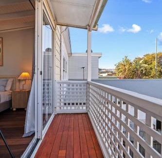 Beaconsfield House | 31Bea ABNB-Style 3BR House, 9 mins to train, Nr Gunyama Aquatic Park