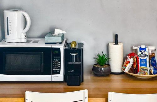 Beaconsfield House | 31Bea ABNB-Style 3BR House, 9 mins to train, Nr Gunyama Aquatic Park