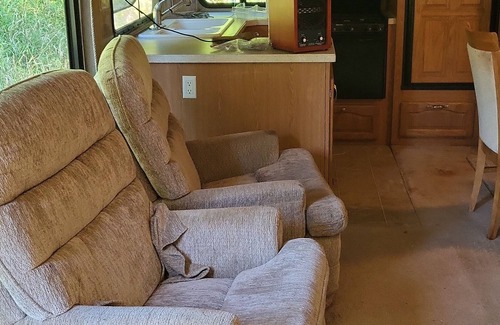 Warm Beach House | 31ft travel trailer on homeowners property 👌