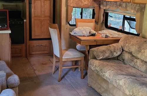Warm Beach House | 31ft travel trailer on homeowners property 👌