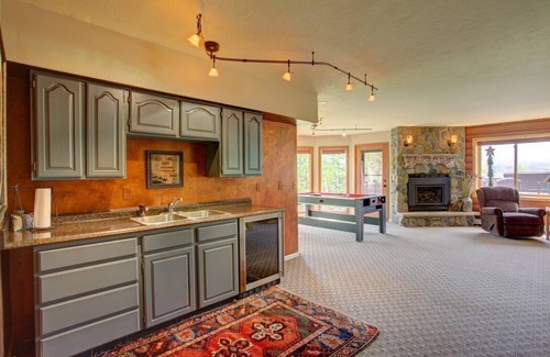 Three Peaks House | 3200+SF Log Home 4BR/4BA Plus Loft With Stunning Views; Minutes to Ski Resorts