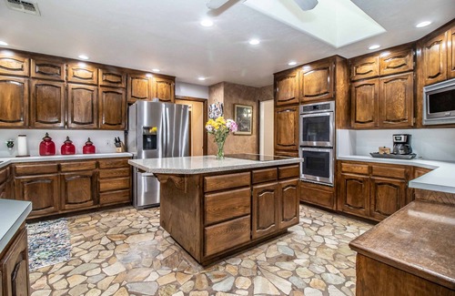 Weatherford House | 3200 sq. ft home sleeps 8 (The Bunk House)