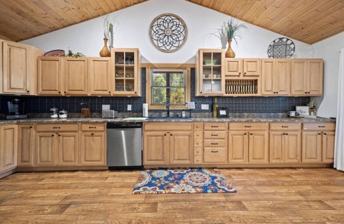 Theodosia House | 3200 sq ft Lakeside Retreat with Hot Tub & More - Getaway Ranch