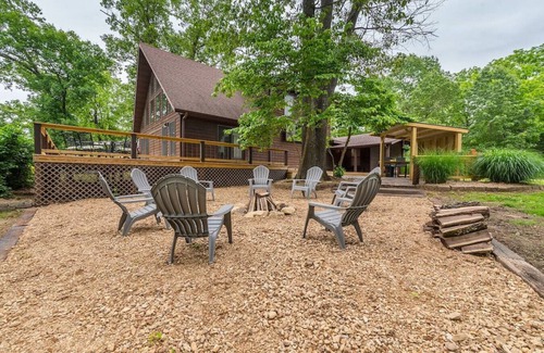 Theodosia House | 3200 sq ft Lakeside Retreat with Hot Tub & More - Getaway Ranch