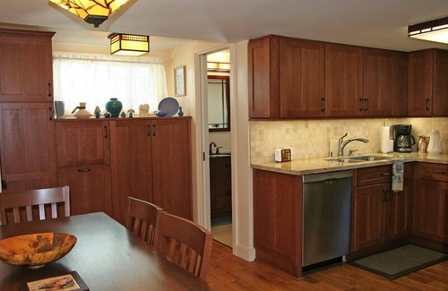 Avalon House | 329CA: Quaint Cottage in Avalon, Arts & Crafts Style, Charming Front Porch, A/C