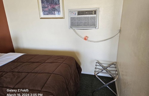 Eads Bed & Breakfast | 330 per week Room with fridge and microwave restaurant grocery shop bar Near by