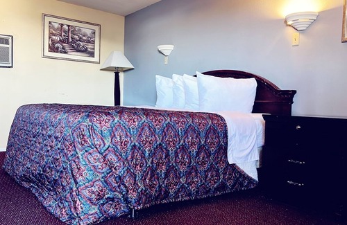 Eads Bed & Breakfast | 330 per week Room with fridge and microwave restaurant grocery shop bar Near by
